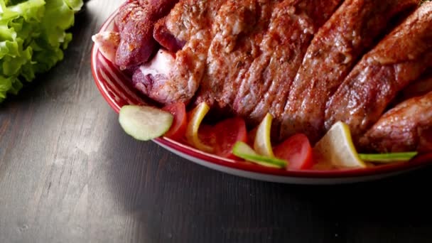 Carne de boi cortada em fatias com especiarias — Vídeo de Stock
