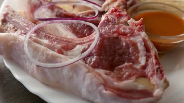 Бифштекс из говядины, сырой на тарелке — стоковое видео