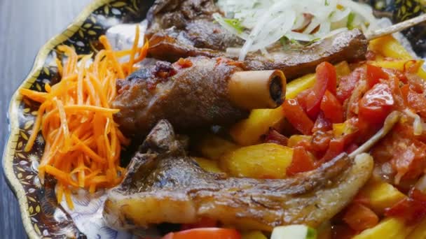 Mięso wołowe z kością z warzywami na talerzu — Wideo stockowe