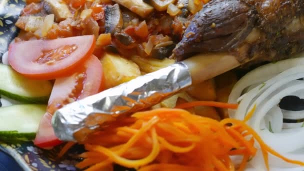 Csontos hús zöldségekkel tányéron — Stock videók