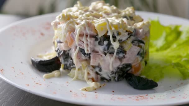 Салат з чорносливом, овочами та м'ясом — стокове відео