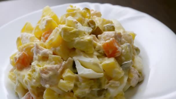 Ruský bramborový salát na bílém talíři — Stock video