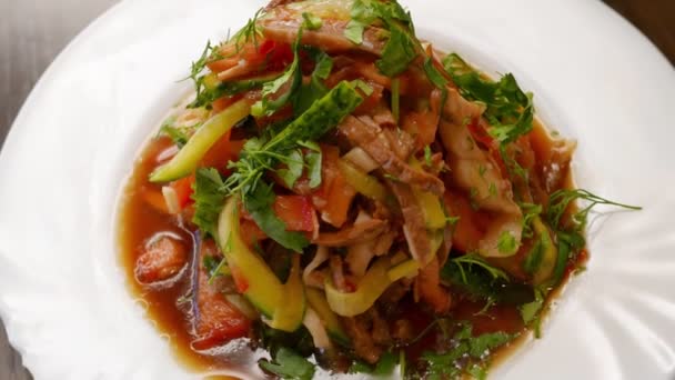 Salada de carne tailandesa com legumes frescos — Vídeo de Stock