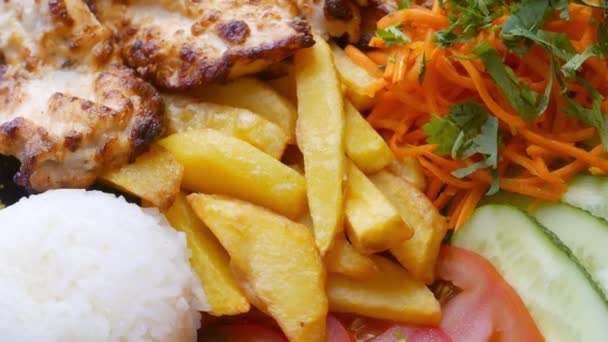 Жареный картофель, говядина, помидор и рис на тарелке — стоковое видео
