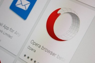 Ivanovsk, Rusya - 28 Kasım 2021: Opera Tarayıcı Beta uygulaması bir tablet bilgisayarın ekranında.