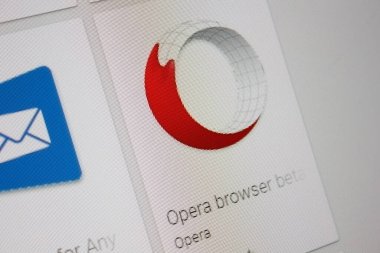 Ivanovsk, Rusya - 28 Kasım 2021: Opera Tarayıcı Beta uygulaması bir tablet bilgisayarın ekranında.