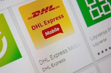 Ivanovsk, Rusya - 28 Kasım 2021: Tablet PC ekranında DHL Express Mobile uygulaması.