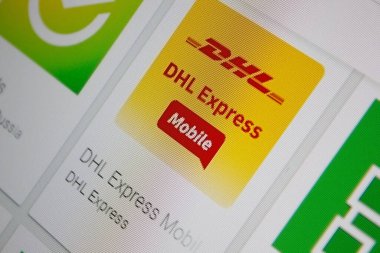 Ivanovsk, Rusya - 28 Kasım 2021: Tablet PC ekranında DHL Express Mobile uygulaması.