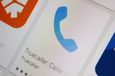 Ivanovsk, Rusya - 28 Kasım 2021: Truecaller uygulaması bir tabletin ekranında.