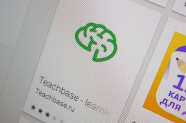 Ivanovsk, Rusya - 28 Kasım 2021: Bir tablet bilgisayarın gösteriminde temel uygulama.