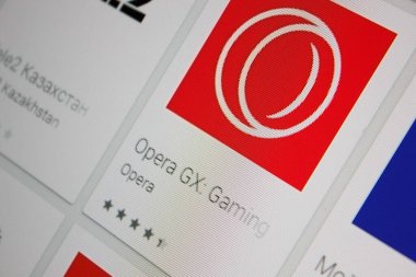 Ivanovsk, Rusya - 28 Kasım 2021: Opera GX uygulaması bir tabletin ekranında.