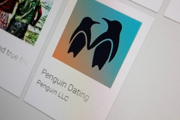 Ивановск, Россия - 28 ноября 2021: Penguin Dating app on the display of a tablet PC. — стоковое фото