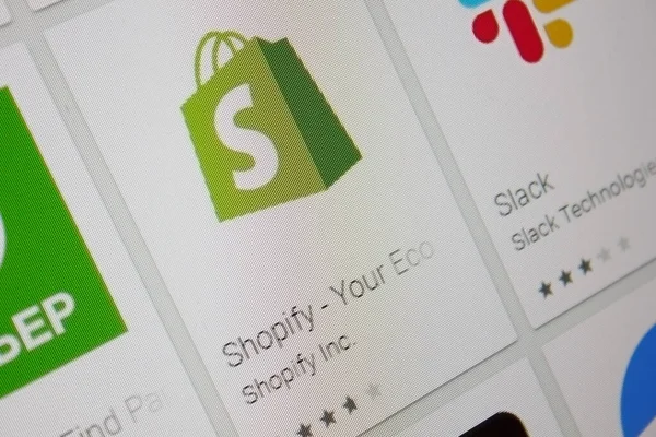 Ivanovsk, Rusland November 28, 2021: Shopify app på displayet af en tablet pc. - Stock-foto # 