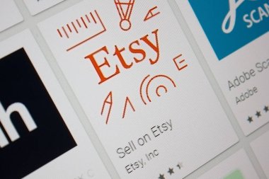 Ivanovsk, Rusya - 28 Kasım 2021: Etsy uygulamasını bir tablet bilgisayar ekranında sat.