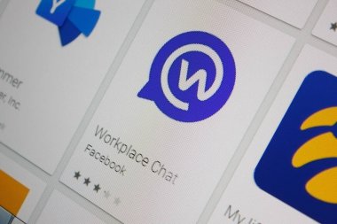 Ivanovsk, Rusya - 28 Kasım 2021: Bir tablet PC ekranında İşyeri Sohbet uygulaması.