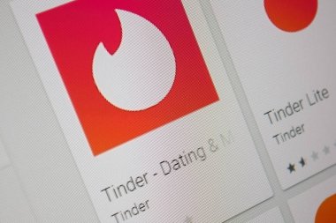 Ivanovsk, Rusya - 28 Kasım 2021: Bir tabletin ekranında Tinder Dating uygulaması.
