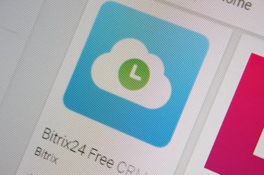 Ivanovsk, Rusya - 28 Kasım 2021: Bitrix24 Tablet PC ekranında Serbest CRM uygulaması.