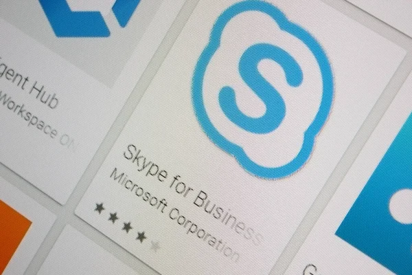 Ivanovsk, Rusia - 28 November 2021: Skype untuk aplikasi bisnis pada tampilan komputer tablet. — Stok Foto