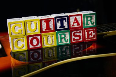 Gitar kursu, gitar kübünün üzerinde duran harflerle yazıldı..