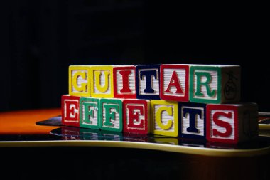 Gitar efektleri gitar kübünün üzerinde duran harflerle yapılır..