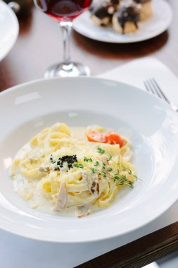 Restorandaki masada mantarlı geleneksel İtalyan makarnası.