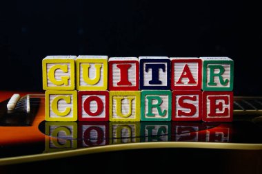 Gitar kursu, gitar kübünün üzerinde duran harflerle yazıldı..