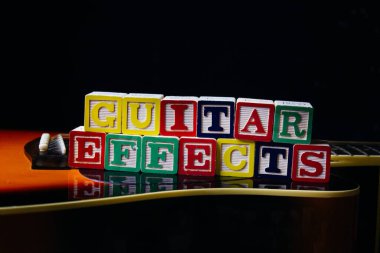 Gitar efektleri gitar kübünün üzerinde duran harflerle yapılır..