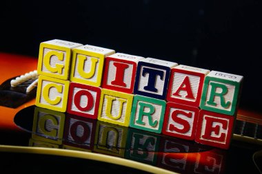 Gitar kursu, gitar kübünün üzerinde duran harflerle yazıldı..