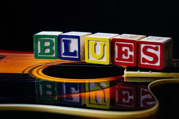 Λέξη Φράση Blues Γίνεται Τους Κύβους Επιστολή Στέκεται Μια Κιθάρα — Φωτογραφία Αρχείου