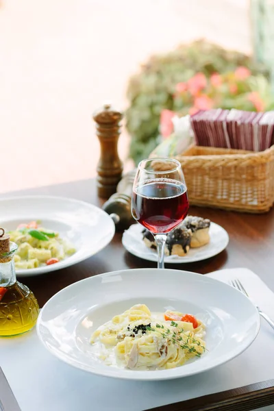 Παραδοσιακά Ιταλικά Ζυμαρικά Μανιτάρια Ένα Τραπέζι Εστιατόριο — Φωτογραφία Αρχείου