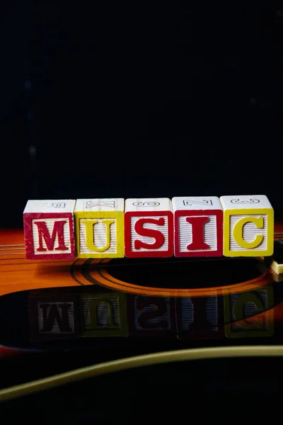 Palavra Frase Música Feita Com Cubos Letra Sobre Uma Guitarra — Fotografia de Stock