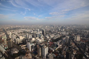Şehirdeki hava kirliliği, 2,5 numaralı sis ve toz bulutu binalarla dolu bir şehirde. Bu fotoğraf gömülü..