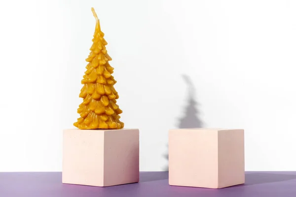 Beyaz Arka Planda Podyumlar Kıvırcık Mumlar Kübik Noel Ağacı Kozmetik — Stok fotoğraf