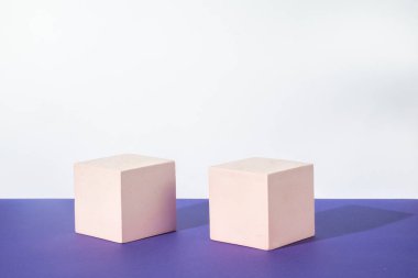 Eflatun bir arka planda geometrik şekilli kozmetik arka plan. İki kübik podyum. Soyut arkaplan. Kozmetik ürünlerinin tanıtımı için bir model