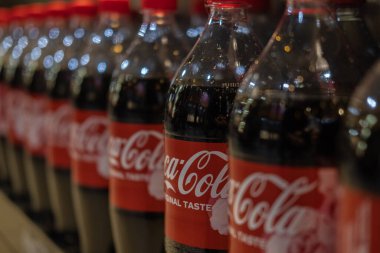 Lviv, Ukrayna, Ocak 2022, Coca-Cola şişeleri Silpo süpermarketinin rafında