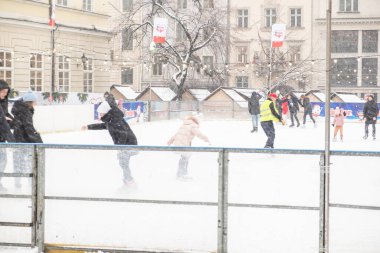 Lviv, Ukrayna, Ocak 2022, insanlar şehir merkezindeki buz stadyumunda kayıyorlar.