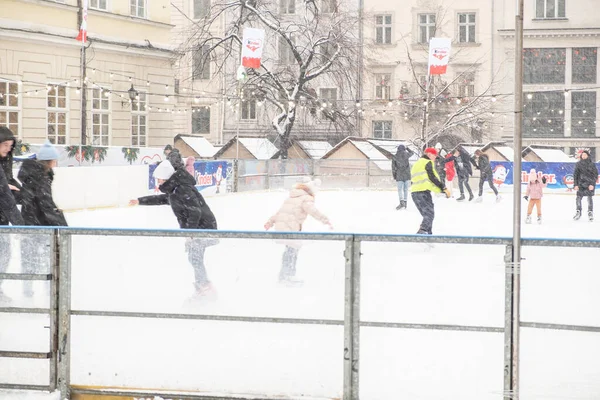 Lviv, Ukraine, January 2022, people skate at the ice stadium in the city center. — Stock Photo, Image