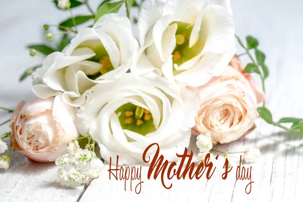 Blütenkomposition Aus Hellen Rosen Und Eustoma Nahaufnahme Text Glücklicher Muttertag — Stockfoto