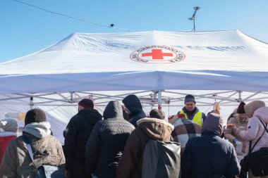 Lviv, Ukrayna, 10 Mart 2022. Tren istasyonundaki Kızıl Haç görevinin çadırı. Rusya Federasyonu 'nun askeri saldırıları sırasında mültecilerle ilgilenmek..