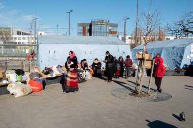 13 Mart 2022, Lviv, Ukrayna. Çingene kampı istasyona yakın Palace Meydanı 'nda durdu. Banklarda bir sürü şey var..