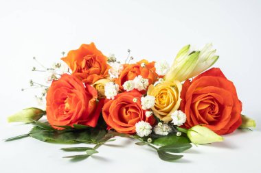 Beyaz arkaplanda sarı ve turuncu güllerin yakın plan çiçek kompozisyonu