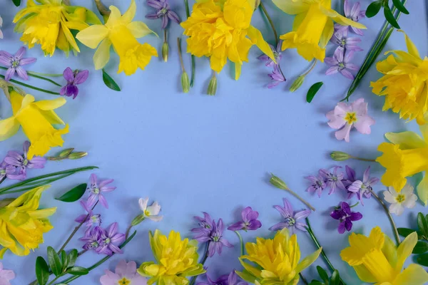 Tavaszi Keret Virágkötészet Nárciszok Ibolyák Pillangók Bokorlevelek Összetétele Orgona Alapon — Stock Fotó