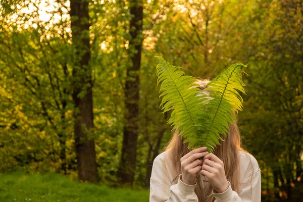 Caucasian Teenage Girl Faceless Outdoors Covered Her Face Fern Leaves — стоковое фото