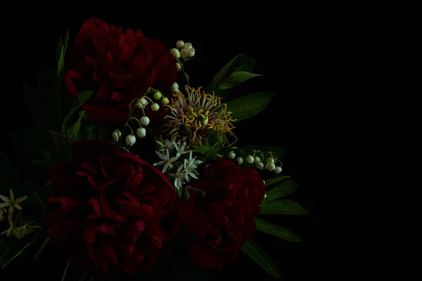 Luxe Donkerrode Pioenrozen Andere Lentebloemen Een Zwarte Achtergrond Moody Bloemen — Stockfoto