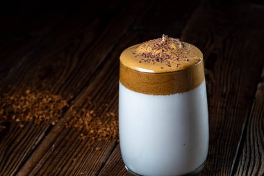 Dalgona kahvesi, ahşap arka planda köpüklü bir bardak. Yeni yıl atmosferi. Gösterişsiz fotoğraf. Yumuşak odak