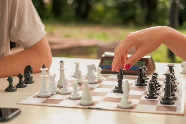 Man Woman Faceless Play Chess Nature Blur Selective Focus — Stockfoto
