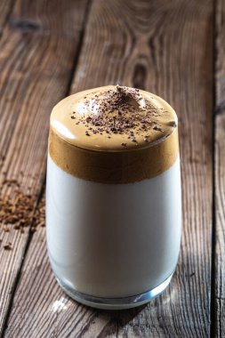 Sarı ve mavi arka planda köpüklü dalgona kahvesi. Moda Kore İçeceği. 