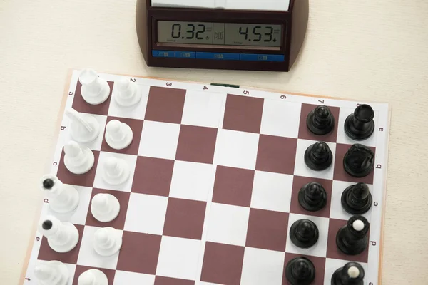 Schachbrett Und Timer Weiße Und Schwarze Schachfiguren Unschärfe Und Selektiver — Stockfoto