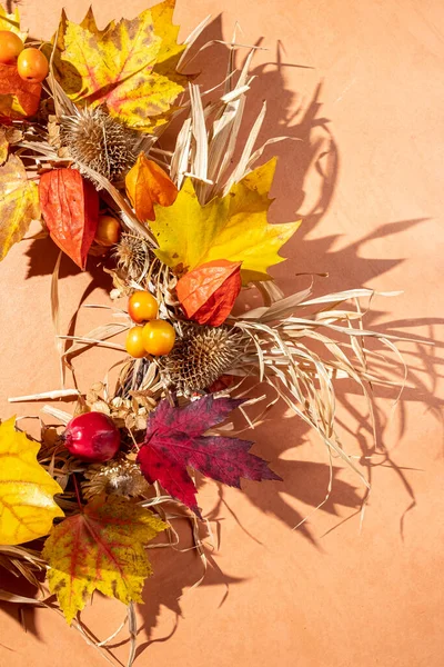 Getrocknete Blüten Und Herbstblätterkränze Auf Orangefarbenem Hintergrund Herbst Wohnkultur Konzept — Stockfoto