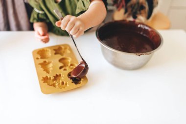 Silikon şeklinde çikolata hamuru.